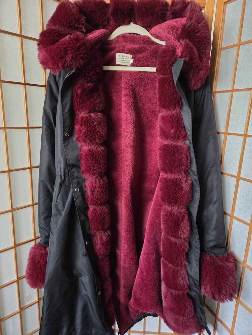 WOMENS ROIII BLACK BURGUNDY FAUX FUR INSIDE KNEE HOODED KNEE LENGTH COAT LARGE